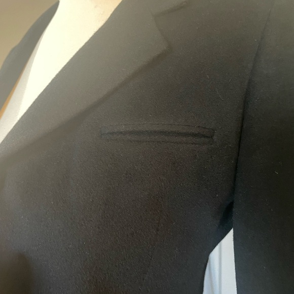 Beautiful structured fit cashmere wool blend black blazer. 2 button front. - Picture 4 of 16